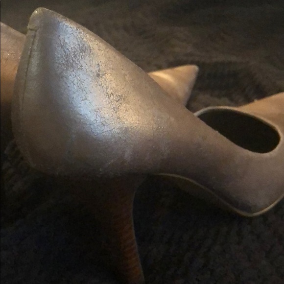 Distressed gold leather pumps - Picture 4 of 5